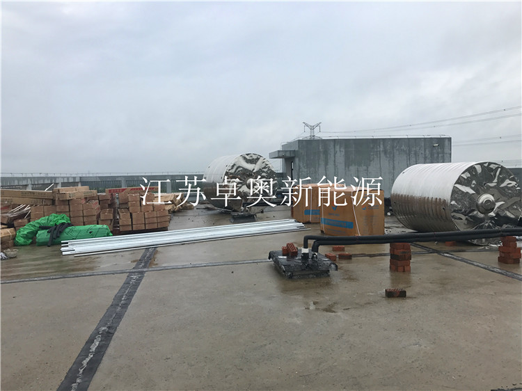 恭喜我公司承接丹陽(yáng)宏福物流園15噸太陽(yáng)能加空氣能熱水工程，已順利進(jìn)場(chǎng)開(kāi)始安裝。